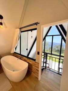 Ένα μπάνιο στο Chalé na Serra com banheira e vista incrível
