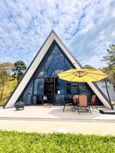 Κήπος έξω από το Chalé na Serra com banheira e vista incrível