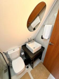 Ένα μπάνιο στο Chalé na Serra com banheira e vista incrível