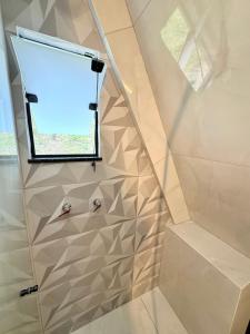 Ένα μπάνιο στο Chalé na Serra com banheira e vista incrível