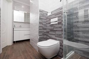 een witte badkamer met toilet en douche bij Apartament Centru Chisinau in Chişinău