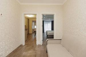 een woonkamer met een bank en een slaapkamer bij Apartament Centru Chisinau in Chişinău +6 foto's