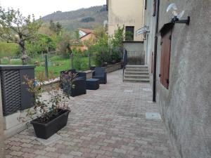 a courtyard with potted plants and a building at b&b JCM in Ponte della Venturina