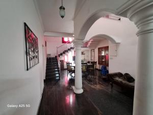 ein Wohnzimmer mit Sofa und Tisch in der Unterkunft 3 BHK House in Thrissur