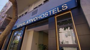 Un edificio con un cartel al costado. en Hostal Superlativo Trinidad, en Málaga