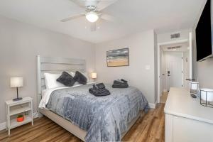 Ένα ή περισσότερα κρεβάτια σε δωμάτιο στο Serenity - Ground Floor Condo - Half Mile to Beach