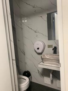 a bathroom with a toilet and a sink and a mirror at Hotel Huancayo - El Toro Wanka in San Antonio