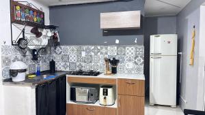 カボ・フリオにあるCasinha de Temporadaのキッチン(冷蔵庫、カウンタートップ付)