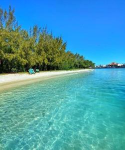 カボ・フリオにあるCasinha de Temporadaの青い椅子が置かれたビーチ