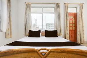 GulzārbāghにあるHotel O Stay Inn & Restaurantの窓のある大きなベッドのある寝室