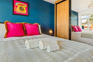 ExhallにあるSpacious 4 Bed House in Exhall, Sleeps 7のベッドとタオル2枚のある寝室