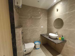 a bathroom with a sink and a toilet and a mirror at Hotel O ISKCON Temple Bhopal Formerly Hotel Yaswant in Islāmnagar