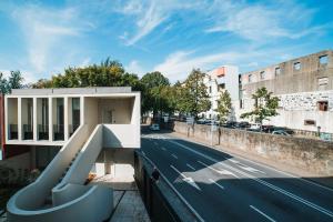 a building on the side of a street at Apartment Oro in Braga