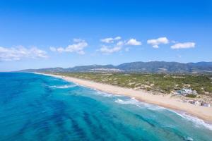 バデージにあるSole di Sardaの青い海水の海岸の空中風景