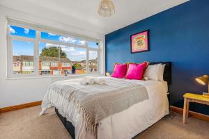 ExhallにあるSpacious 4 Bed House in Exhall, Sleeps 7のベッドルーム1室(ピンクの枕が付くベッド1台、窓付) +23枚の写真