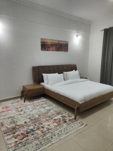 une chambre avec un lit et un tapis dans l'établissement Spacious 4-Bedroom Villa near Azaiba Beach, Muscat, à Mascate 22 autres photos