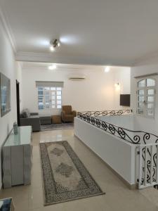 une chambre avec un lit et un salon dans l'établissement Spacious 4-Bedroom Villa near Azaiba Beach, Muscat, à Mascate