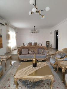 un salon avec des canapés et une table dans l'établissement Spacious 4-Bedroom Villa near Azaiba Beach, Muscat, à Mascate