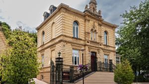 法尔肯堡法尔肯堡别墅酒店的一座大型石头建筑,前面有一个门