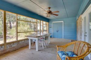 ElbertaにあるWaterfront Foley Area Home - 15 Mi to Gulf!のダイニングルーム(テーブル、天井ファン付)