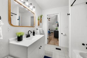 ein weißes Badezimmer mit Waschbecken und Spiegel in der Unterkunft Unique Dome Retreat with Deck 1 mile to UF Stadium in Gainesville + 45 Fotos