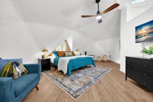 ein Schlafzimmer mit einem Bett und einer Couch in der Unterkunft Unique Dome Retreat with Deck 1 mile to UF Stadium in Gainesville