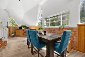 ein Esszimmer mit einem Holztisch und blauen Stühlen in der Unterkunft Unique Dome Retreat with Deck 1 mile to UF Stadium in Gainesville