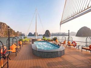 een dek met een zwembad op een boot bij Aurora Cruises in Ha Long