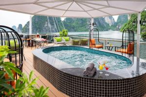 een zwembad op het dek van een boot bij Aurora Cruises in Ha Long +15 foto's