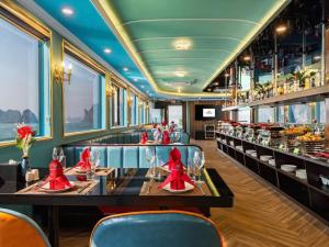 een restaurant met tafels en stoelen met rode servetten bij Aurora Cruises in Ha Long