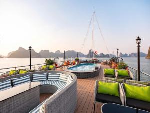 een dek van een boot met een zwembad op het water bij Aurora Cruises in Ha Long