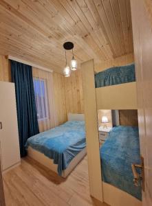 1 Schlafzimmer mit 2 Etagenbetten in einer Holzhütte in der Unterkunft Bacho's cottages Mzetamze 2 in Mzet'amze