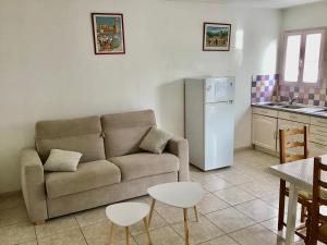 a living room with a couch and a kitchen at Appartement avec extérieur et parking gratuit in Perpignan