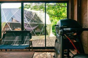 ein Zimmer mit einem Fenster mit Blick auf ein Boot in der Unterkunft Yura Green - Vacation STAY 65843v in Yura