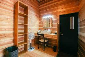 ein Badezimmer mit Waschbecken und ein Schreibtisch mit Ventilator in der Unterkunft Yura Green - Vacation STAY 65843v in Yura + 34 Fotos