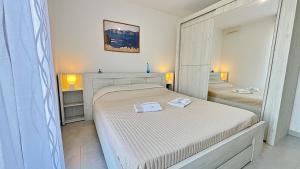 a small bedroom with two beds and a mirror at Charmant appart rénové centre plages à 5 minutes in Théoule-sur-Mer