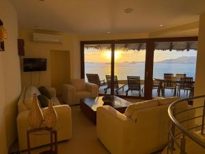 Et tv og/eller underholdning på Palmetto 2-story Luxury condos