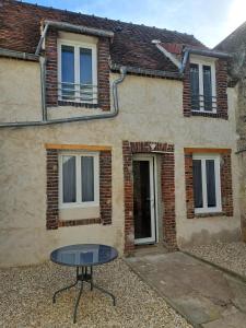 a table in front of a house at Maison confortable sur RN6 in Armeau