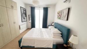 una camera da letto con un letto bianco e una finestra di Frontline Paradise on the Water's edge in Tatlisu, North Cyprus a Famagusta
