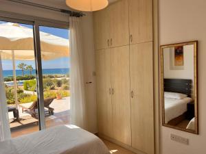 una camera da letto con un letto e vista sull'oceano di Frontline Paradise on the Water's edge in Tatlisu, North Cyprus a Famagusta