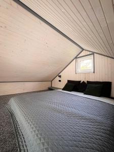 En eller flere senge i et værelse på Barn house 4 СЕЗОНИ