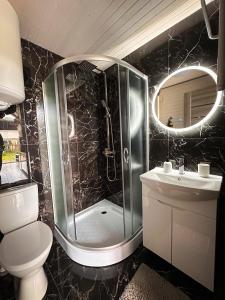 Et badeværelse på Barn house 4 СЕЗОНИ