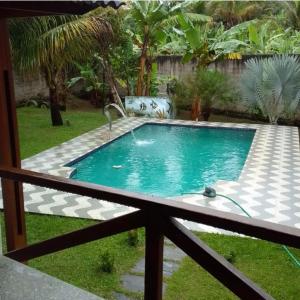 una piscina en un patio con valla en Casa sossego, en Mulungu