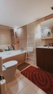 un bagno con vasca, WC e lavandino di Nivritos Stoney Guesthouse a Nívritos