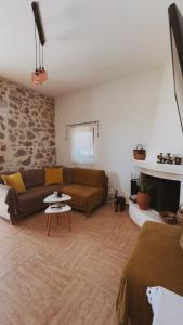 un soggiorno con un divano e un tavolo di Nivritos Stoney Guesthouse a Nívritos
