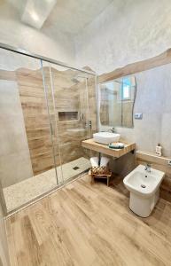 ein Badezimmer mit Dusche, Waschbecken und Toilette in der Unterkunft Dama House in Porto Torres