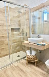 ein Badezimmer mit Glasdusche und Waschbecken in der Unterkunft Dama House in Porto Torres + 14 Fotos