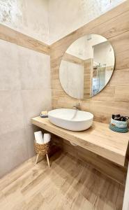 ein Badezimmer mit Waschbecken und Spiegel in der Unterkunft Dama House in Porto Torres