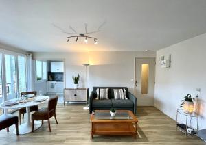 ラマルー・レ・バンにあるLe Coeur de Lamalouのソファとテーブルのあるリビングルーム