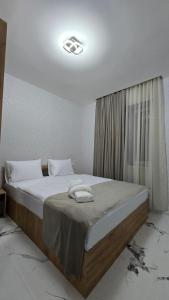 PʼarakʼarにあるAirport Innのベッドルーム1室(大型ベッド1台付)